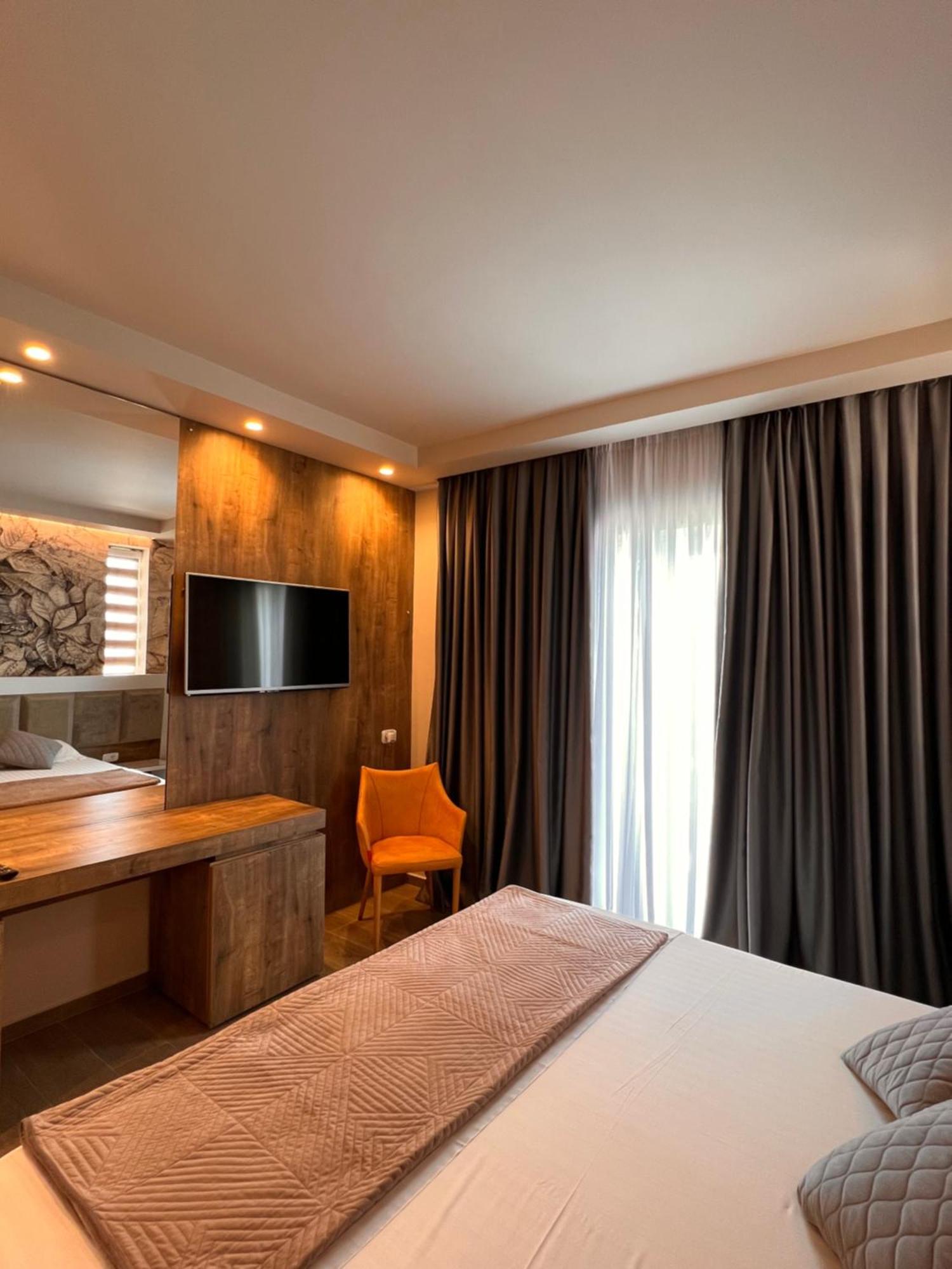 Hotel Kristera Vlore Exterior photo